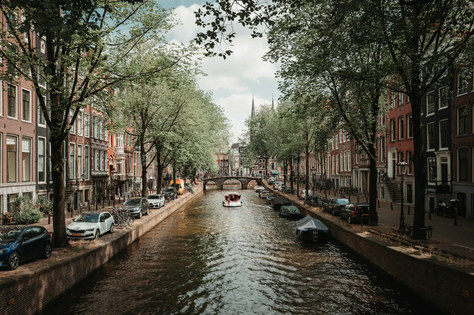 Amsterdam kanalı ve tarihî binalar