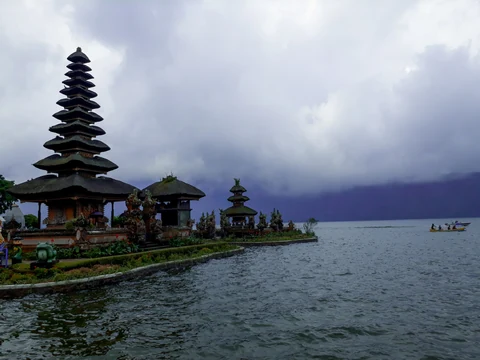Bali’de Bratan Gölü kıyısındaki Ulun Danu Tapınağı