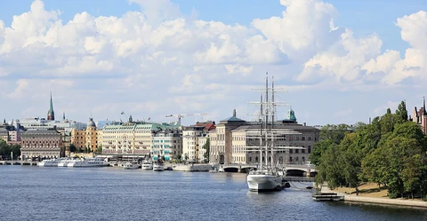 Stockholm kıyısında Ulusal Müze ve af Chapman gemisi