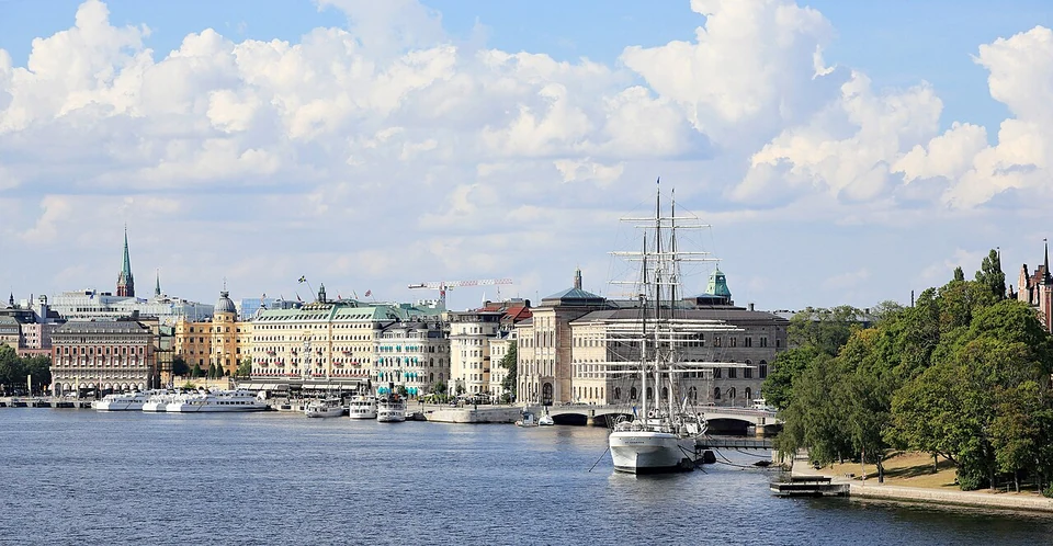 Stockholm kıyısında Ulusal Müze ve af Chapman gemisi