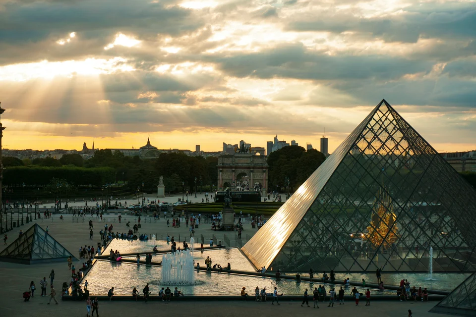Louvre Müzesi ve Piramidi