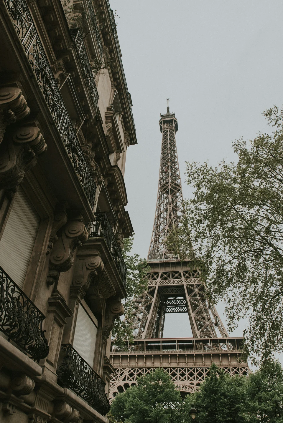 Paris’te tarihî binaların arasından Eyfel Kulesi