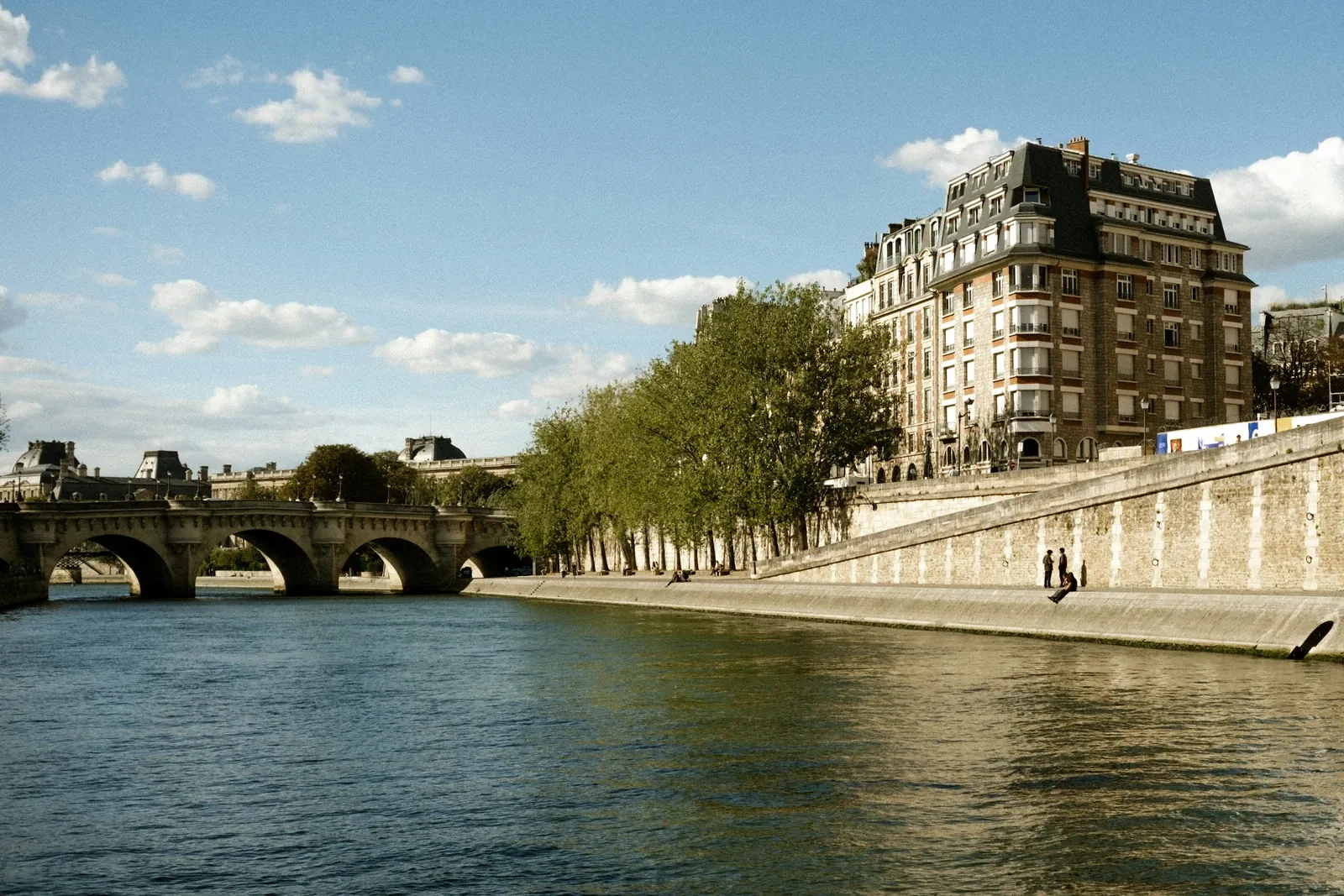 Paris’te Seine Nehri ve şehir manzarası