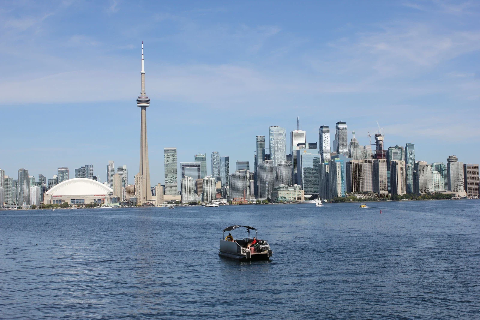 Toronto’da CN Tower ve göl kıyısı