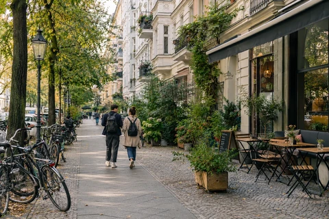Berlin · Prenzlauer Berg’de Ağaçlı Sokak