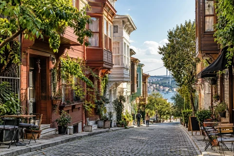 İstanbul · Kuzguncuk’ta Ahşap Evli Sokak